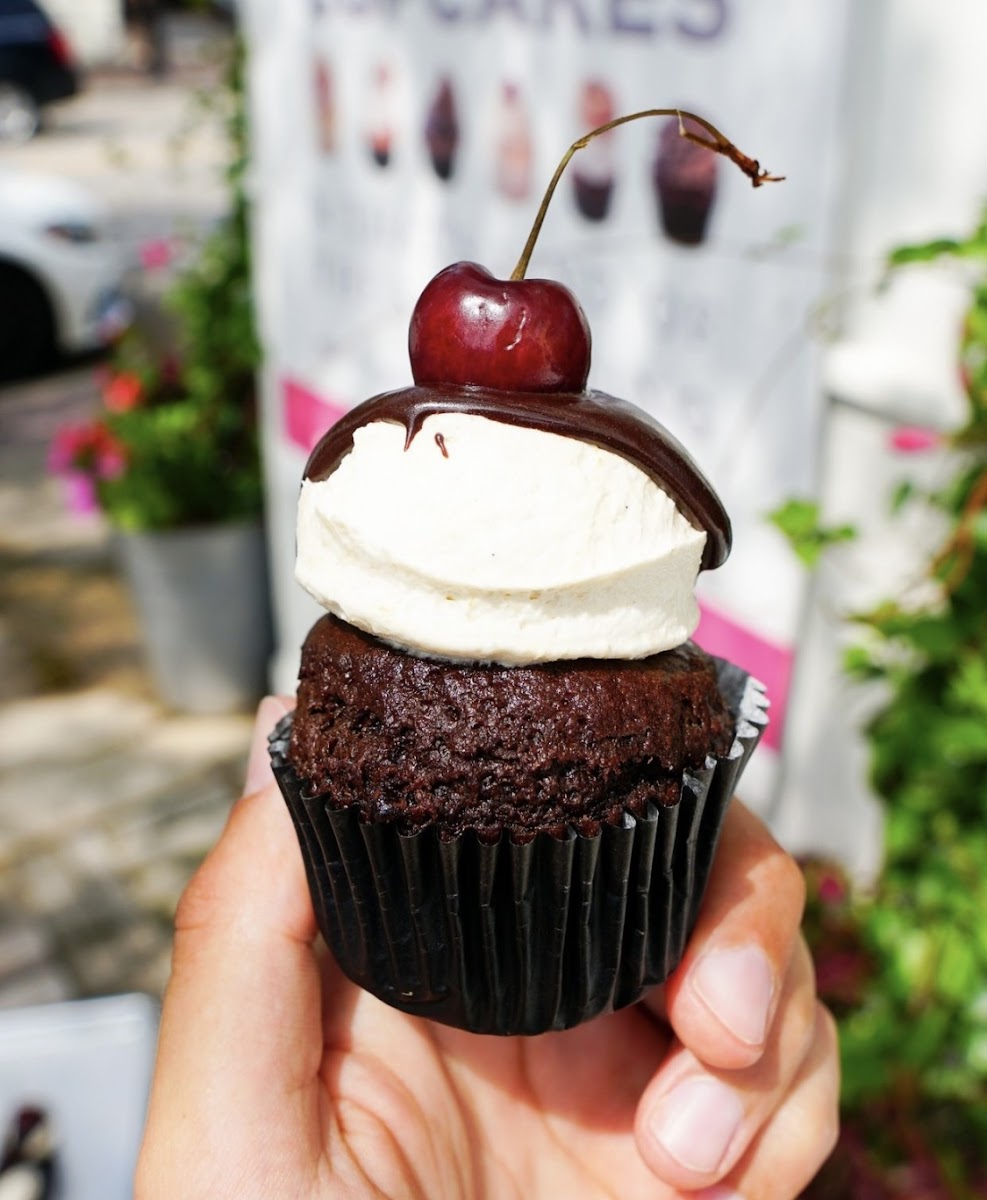 Root Beer Float Cupcake - gluten free, egg-free, dairy-free, peanut-free and vegan