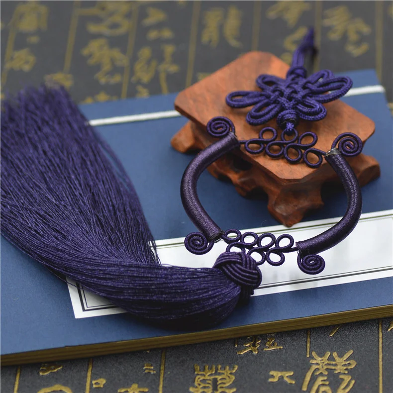 Pompons de soie glacée avec nœuds chinois de couleurs variées pour bijoux. Créez des bijoux uniques pour boucles d'oreilles, colliers et bracelets.