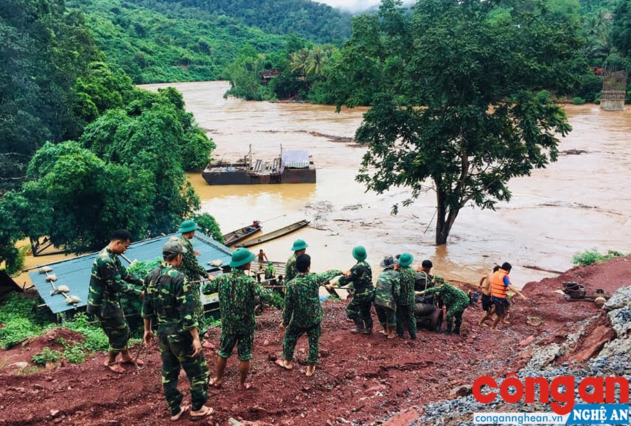 Nước lũ nhấn chìm và làm trôi nhiều máy công trình và tài sản của dân