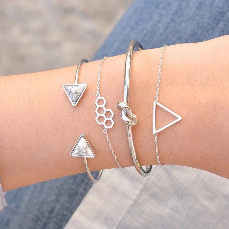 Ensemble de bracelets multicouches lettres anglaises, feuilles et amour. Exprimez votre affection avec élégance grâce à ce magnifique ensemble, parfait pour toutes les occasions.