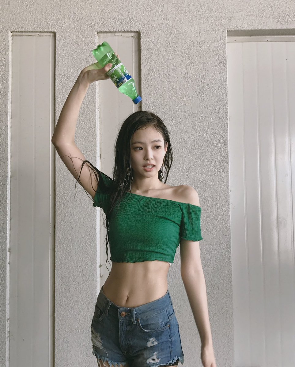 I Found 30 Photos Of Blackpink Jennies Stupid Hot Abs So Youre Welcome Koreaboo 