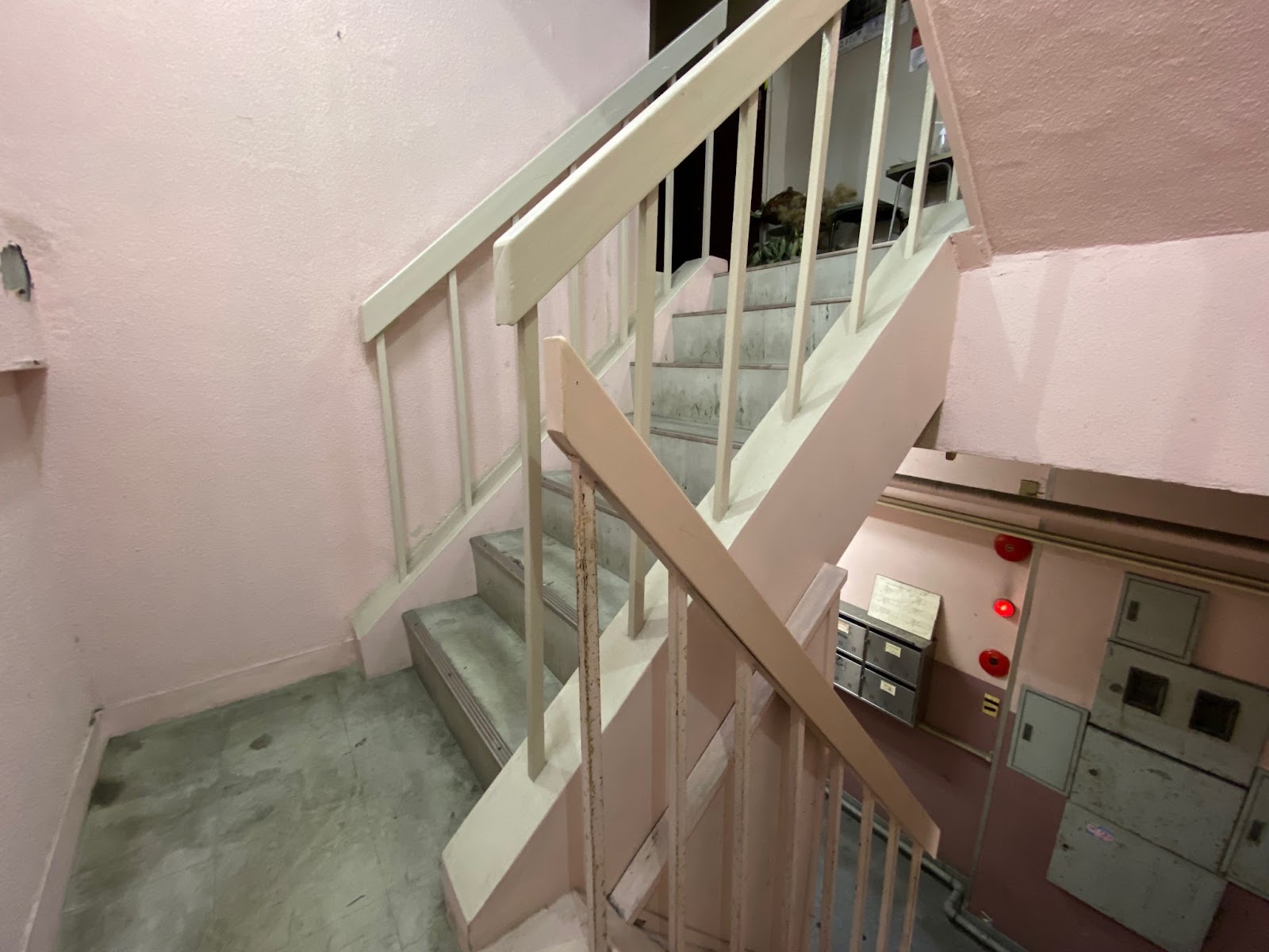 フラワリーカフェカシェットの階段