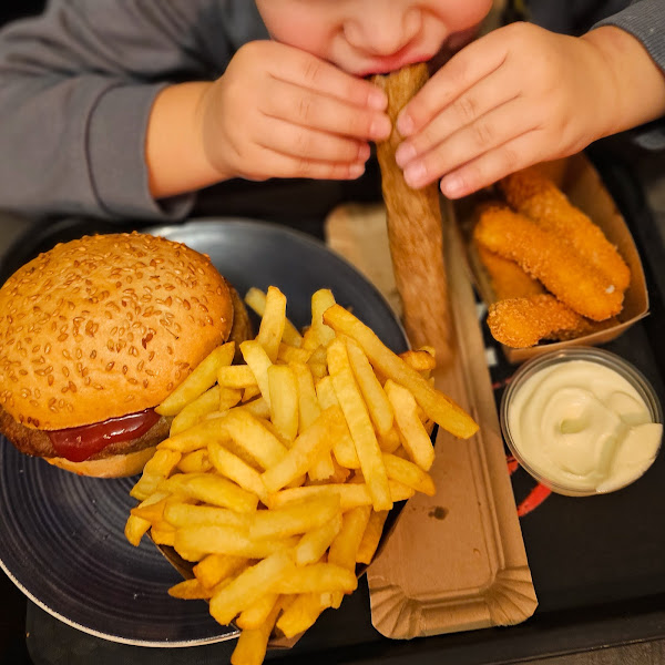 Gluty burger, frikandel, chicken fingers en veel frietjes! 😋