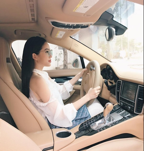 Khi mới 24 tuổi, cô đã có thể tự mua xe riêng