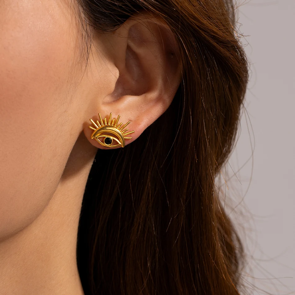 Clous d'oreilles en acier titane avec incrustation de zirconium noir. Design élégant et durable. Bijoux modernes et sophistiqués pour tous.