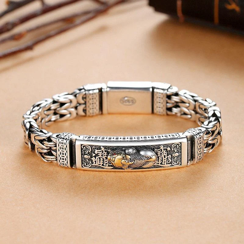 Title 5, Brazalete tailandés de plata con las Seis Palab...