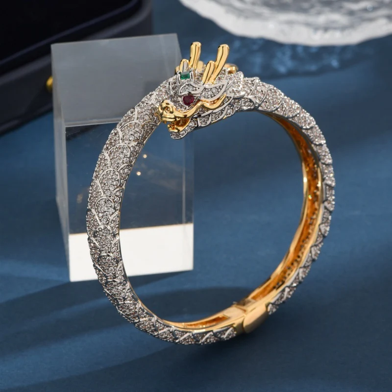 Herenring met drakenontwerp en kleurscheiding. Een modieuze ring die stijl en individualiteit combineert. Maak een statement met dit opvallende sieraad.