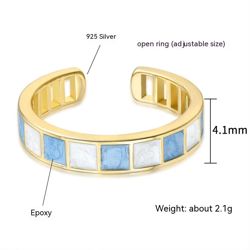 Anel feminino de tabuleiro de xadrez simples em epóxi. Acessório fashion e estiloso para mulheres. Design moderno e elegante, ideal para looks casuais e presentes.