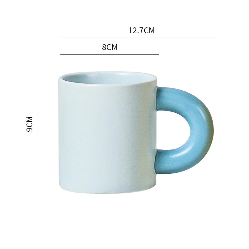 Tasse en céramique avec anse épaisse et esthétique remarquable pour savourer vos boissons avec style et confort, un objet design idéal.