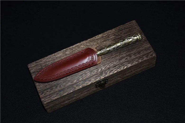 Title 5, Couteau à thé Longquan avec manche en cuivre. P...