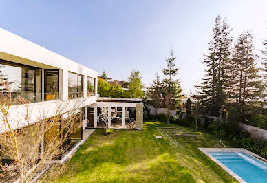 House with garden and terrace 2