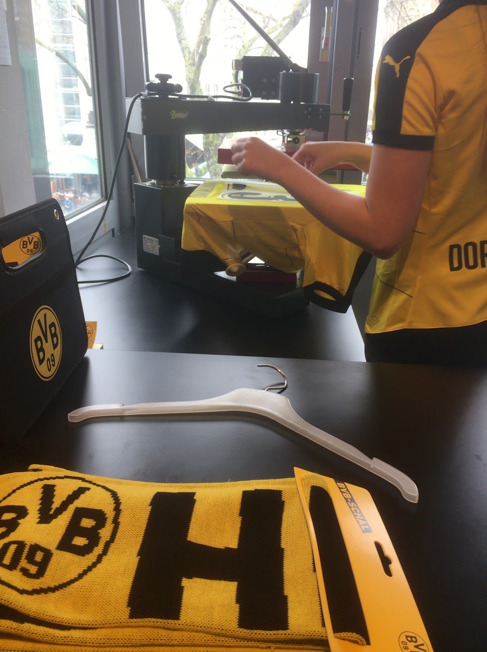 ドルトムントのbvbファンショップでユニフォームをゲット My Lifenote