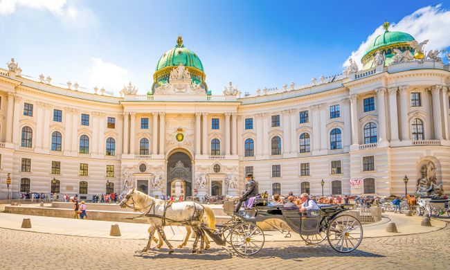 A horse and carriage outside the Hofburg (Shutterstock)