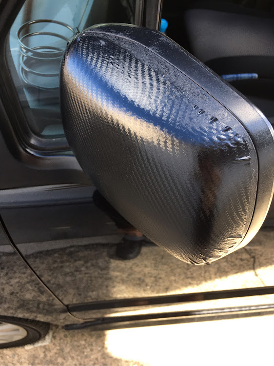 ワゴンRのカーボンシート貼り直し・やっぱり丸みの部分が難しい・バケツ洗車でも綺麗ピカピカに関するカスタム事例の投稿画像1枚目