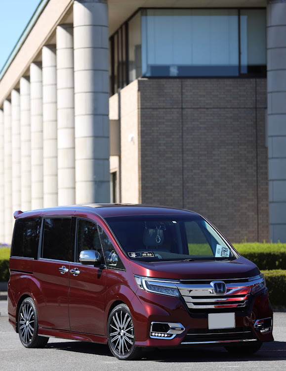 ステップワゴンスパーダのいつもいいね＆コメントありがとうございます・グンマー・裏切り者たち🤣・ナイスな屋号🤣・日差し強すぎ😅に関するカスタム事例の投稿画像1枚目