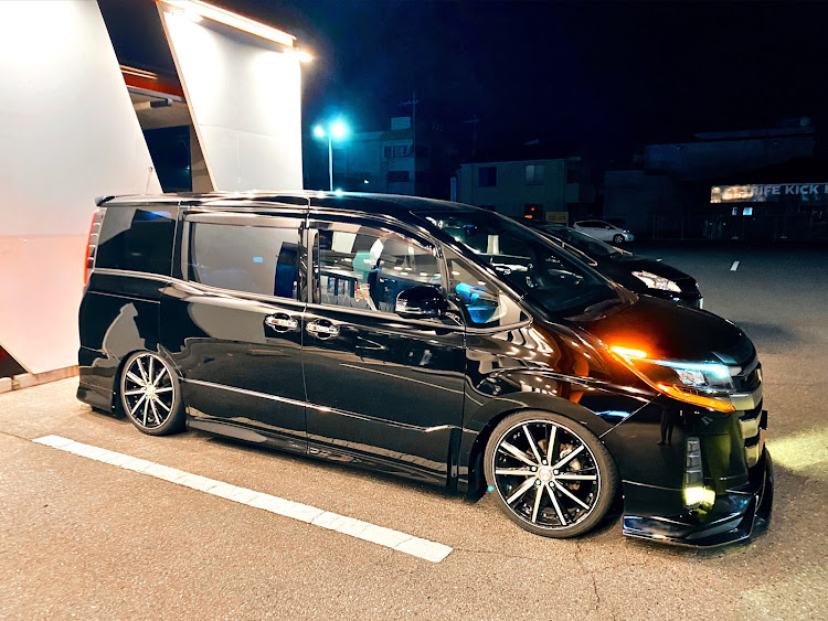 ノアのいつもイイネ&コメントありがとうございます🙇‍♂️・生脚しか勝たん・漆黒のオーラ・モデリスタフロントリップに関するカスタム事例の投稿画像2枚目