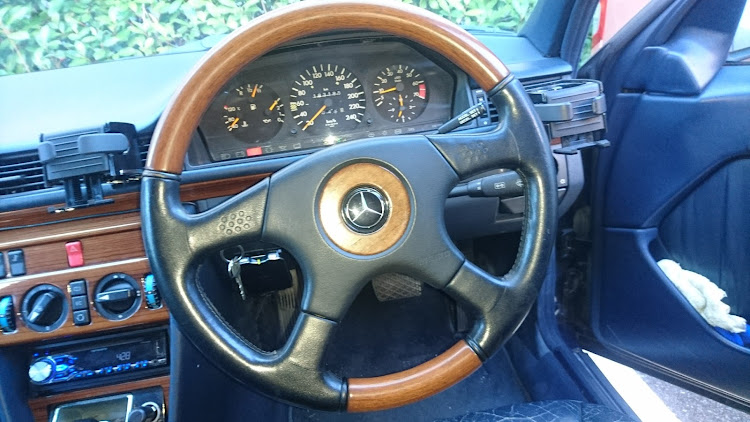 Eクラス セダンのオイル交換・メルセデス・ベンツ・w124・Eクラス・ステアリング交換に関するカスタム事例の投稿画像1枚目