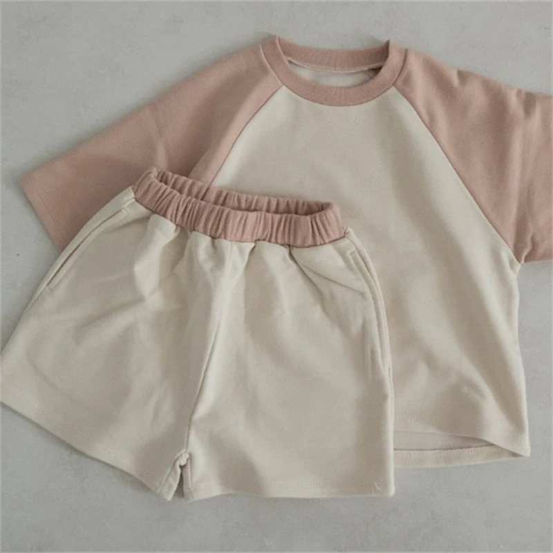 Ensemble deux pièces décontracté à manches courtes raglan et blocs de couleur, parfait pour un look casual et estival. Confort et style garantis.