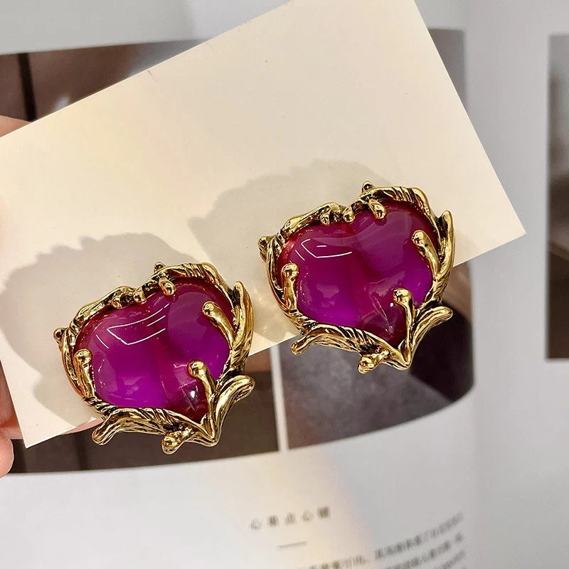 Brincos retrô roxos em formato de coração para mulheres, um acessório elegante e charmoso que adiciona um toque vintage e romântico ao seu visual.