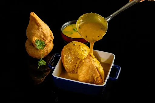 Pyaz Kachori With Kadhi & Bhujia