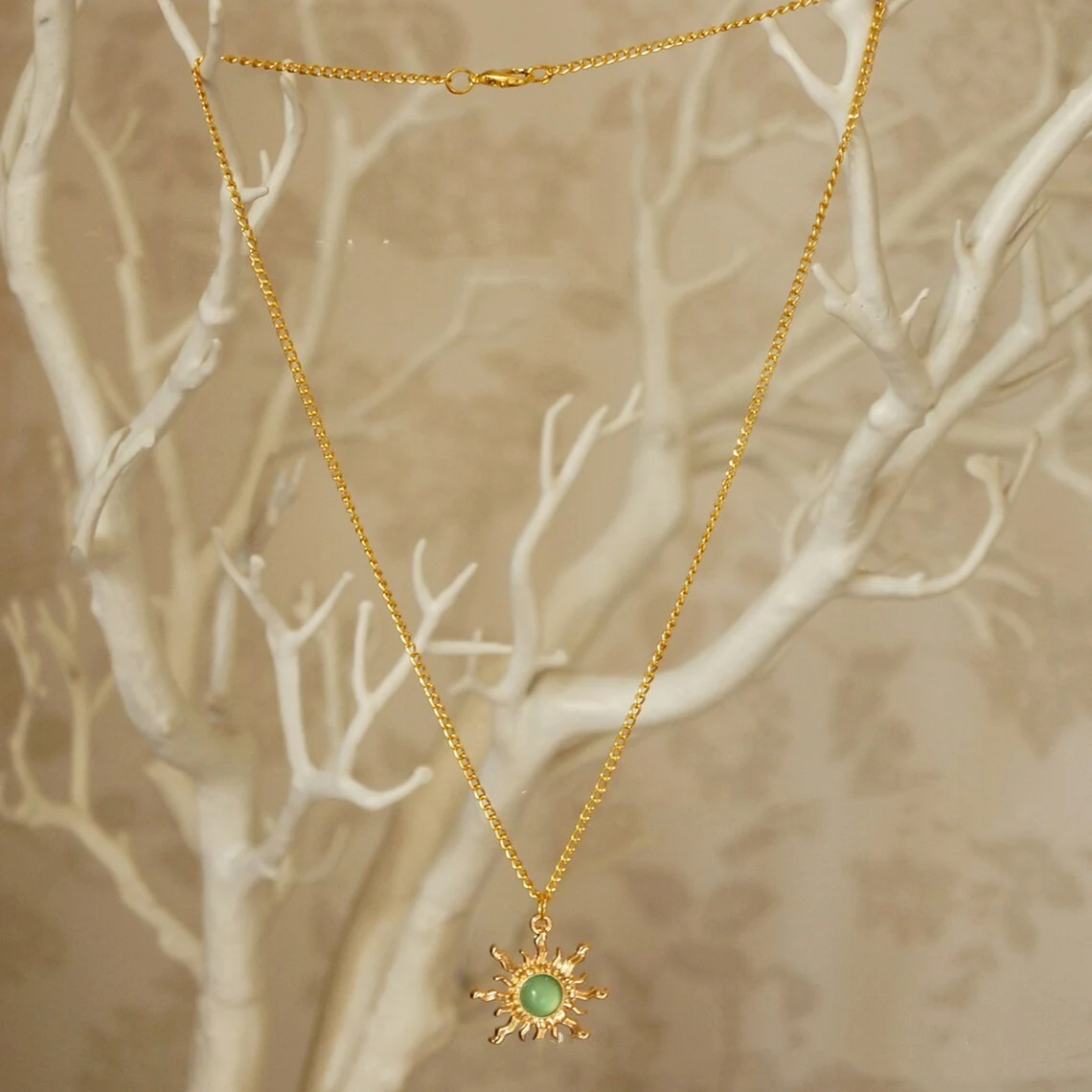 Title 2, Gotische zonneketting in koud goud en lichtgroe...