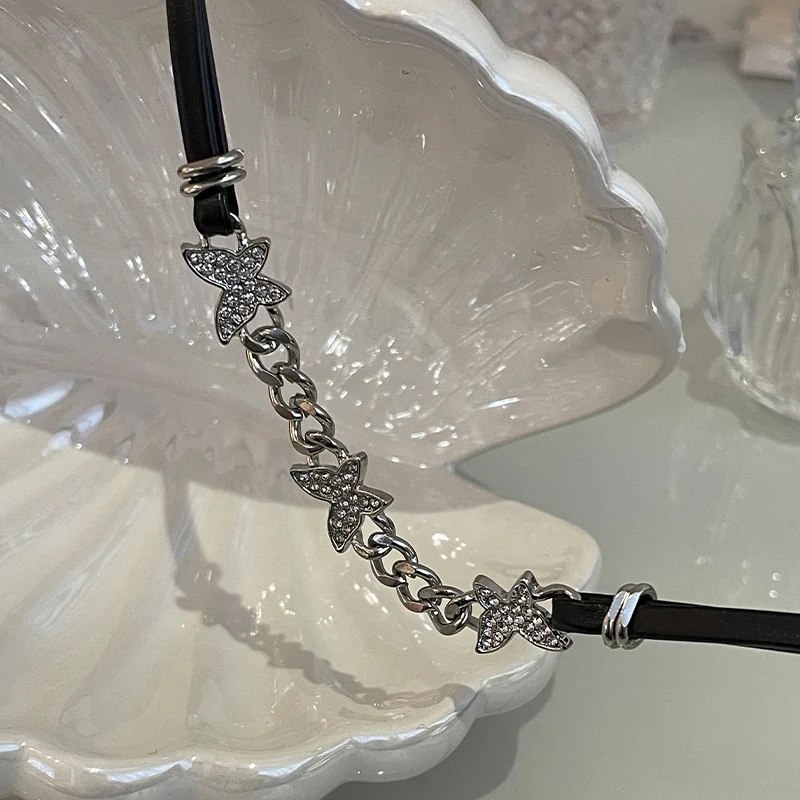 Colar Gargantilha Borboleta Preto com Design Especial. Adicione estilo ao seu look! Perfeito para realçar sua beleza. Ideal para presentes.