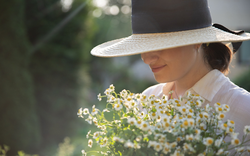 Girl hat daisy flowers