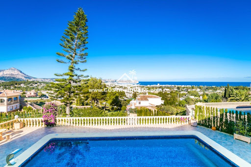 Villa avec piscine et terrasse 4