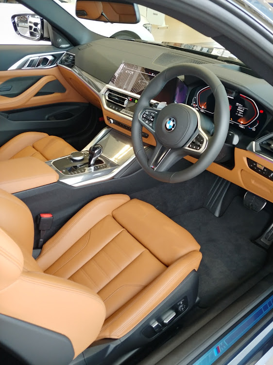 1シリーズ ハッチバックの紅白コンビで・愛媛のBMW好きが集まる車屋さん！・テール交換慣れました❗・工具欲しい～😆・DIYに関するカスタム事例の投稿画像7枚目