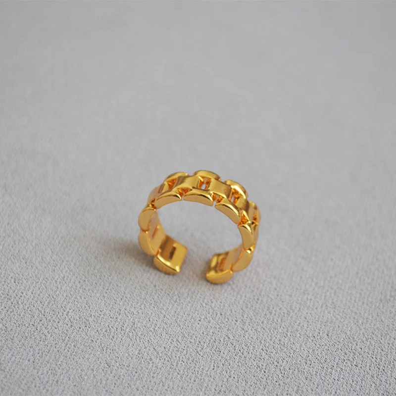 Speciaal ontworpen messing ketting ring, metal cold stijl. Een unieke ring voor een opvallende uitstraling, perfect voor dagelijks gebruik.