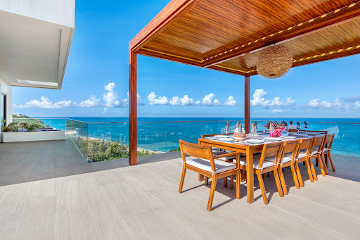 Seaside villa with pool and garden 5
