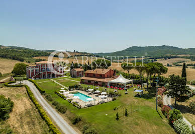 Propriété avec piscine et jardin 2