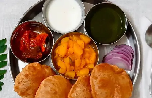 Aloo Ki Sabji With 6 Poori