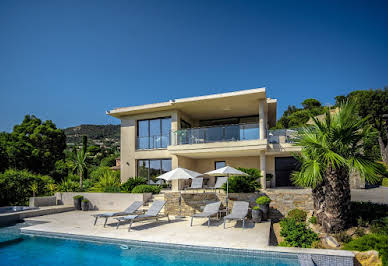 Villa avec piscine en bord de mer 10