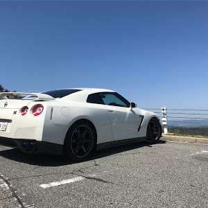 NISSAN GT-R