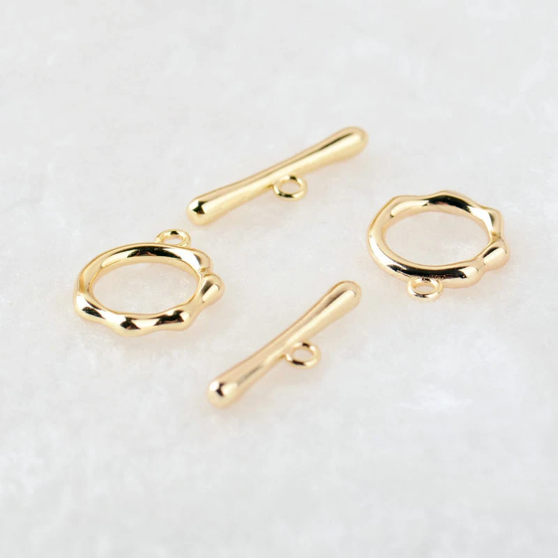 Collier et bracelet enrobés d'or et de cuivre. Un ensemble unique pour rehausser votre style avec une touche d'élégance et de raffinement. Idéal pour toutes occasions.