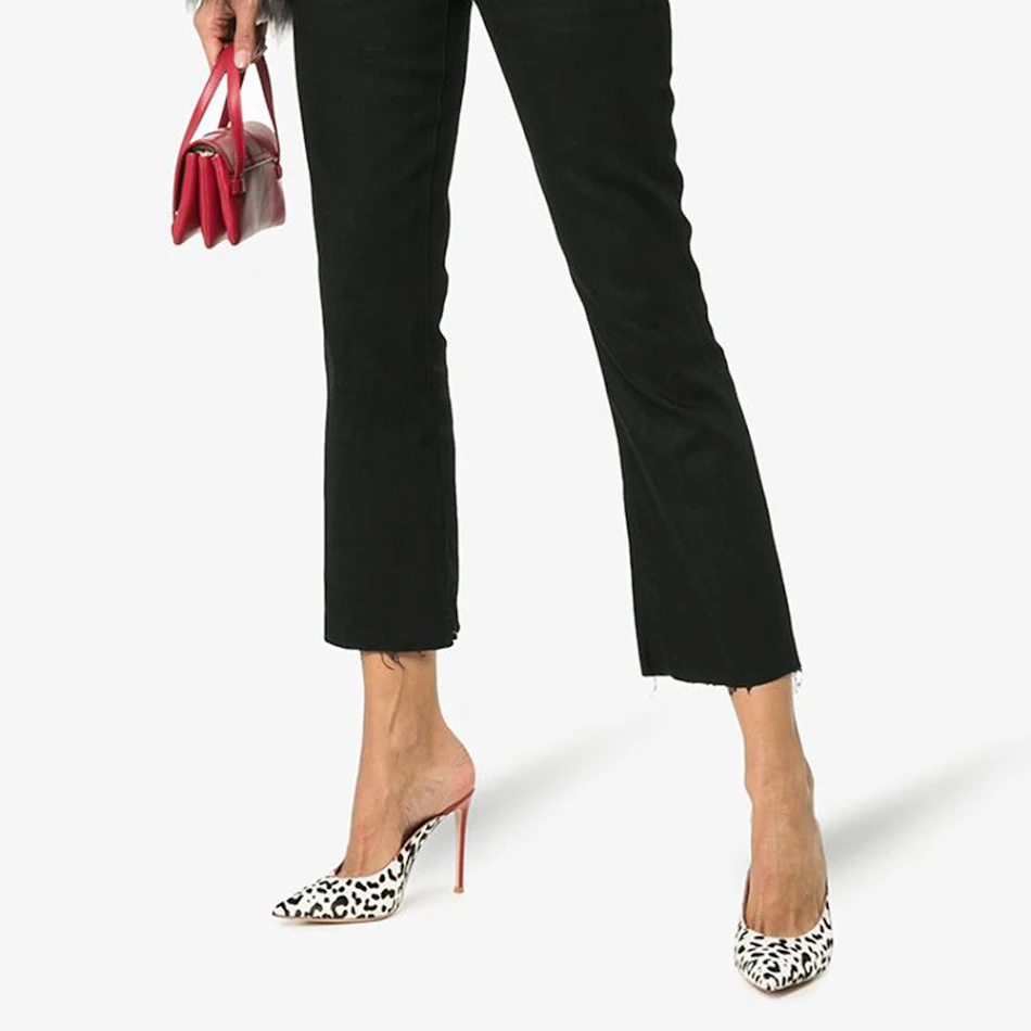 Salto alto de pêlo de cavalo com estampa de leopardo branco, um toque de ousadia e elegância para você arrasar em qualquer evento, destaque-se!