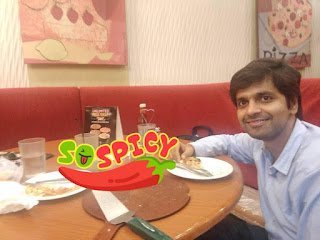 Anshoo Sharma at Pizza Hut, Omaxe Mall,  photos