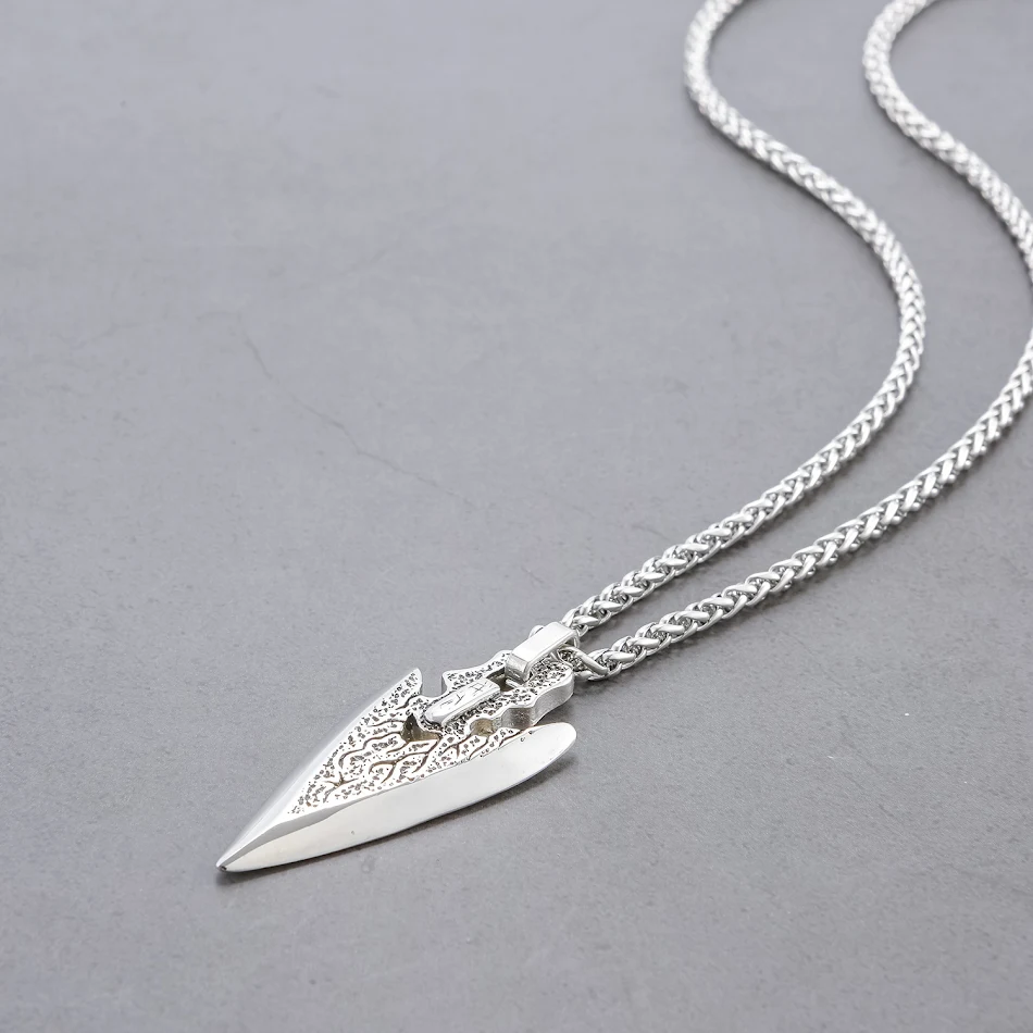 Collar con colgante de acero inoxidable dorado personalizado, un regalo significativo que captura recuerdos especiales de manera elegante.