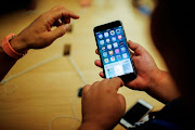 Customers take a look of the new iPhone 7 smartphone inside the Apple Inc. store in New York, U.S., September 16, 2016. Picture credits: Reuters