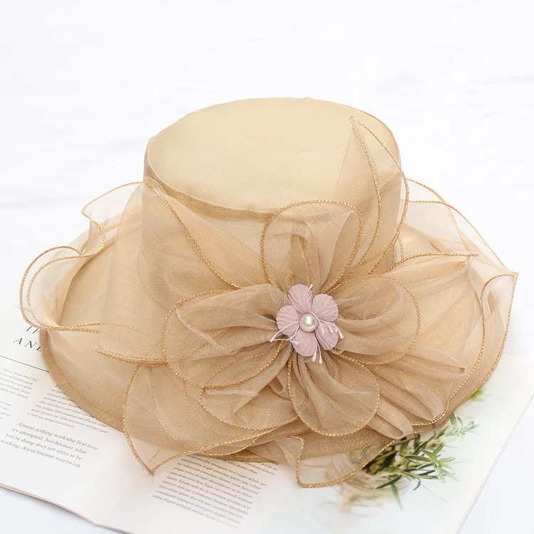 Chapeau de soleil pliable à large bord fleuri pour femme, parfait pour la plage, protection solaire et look tendance.