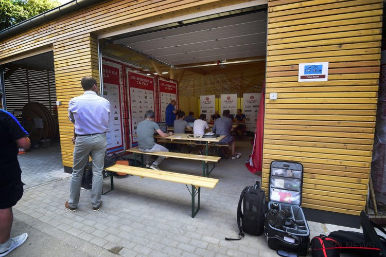 Est-ce le tour préliminaire de l'Europa League? Clément et Gano parlent à la presse ... dans un garage !