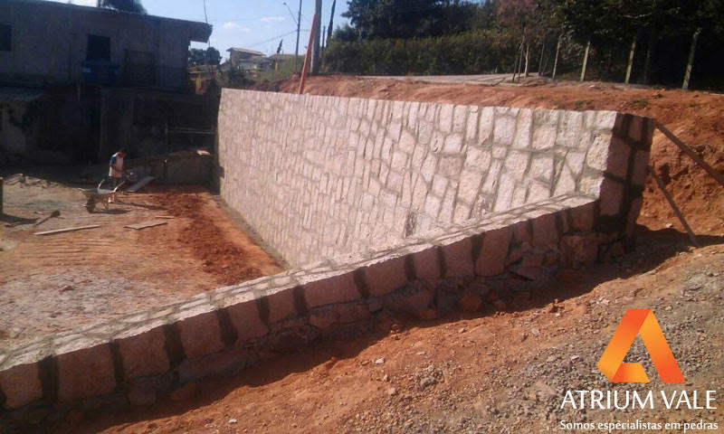 Muro de contenção com pedra rachão em Guararema/São Paulo. 