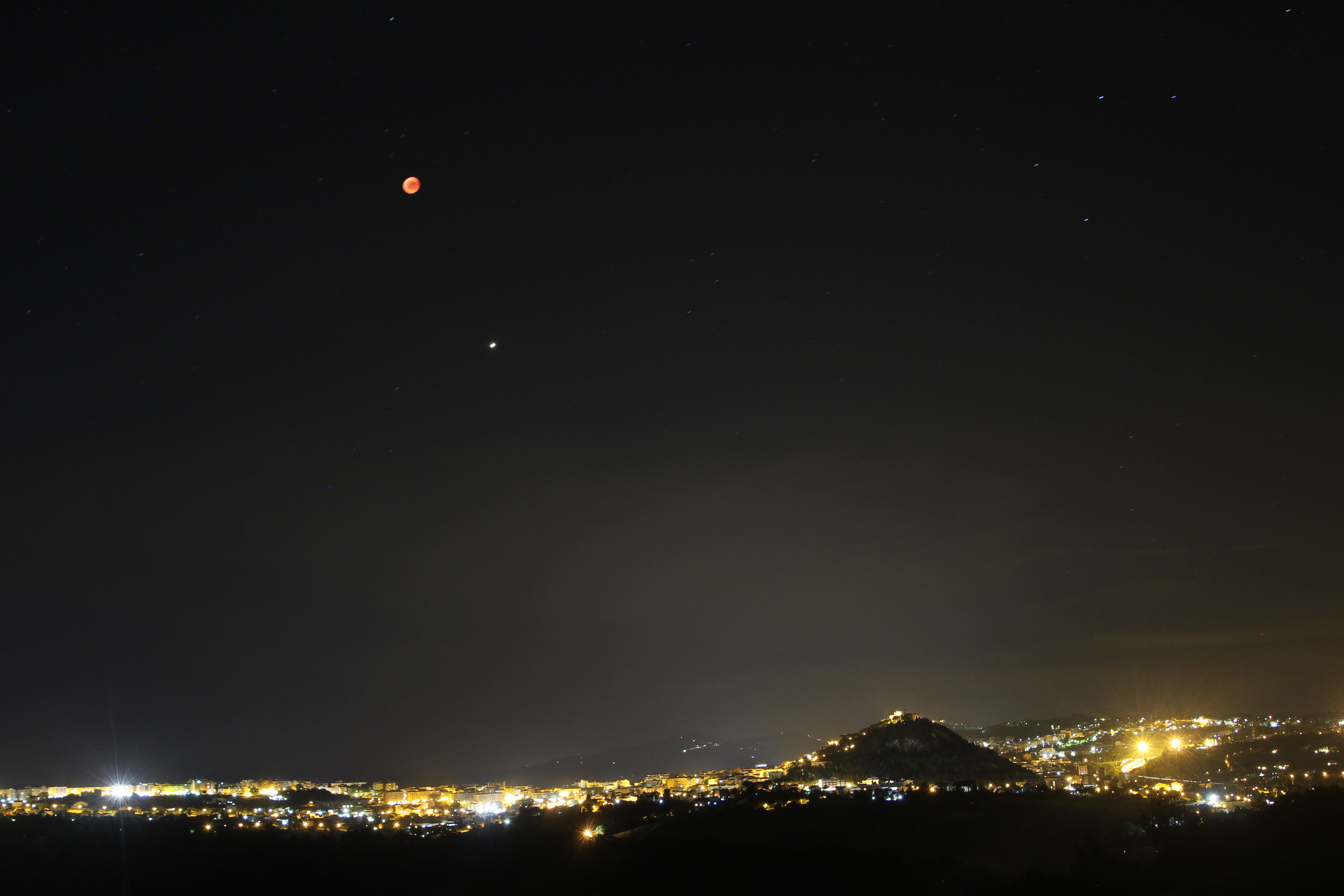 Luna rossa e Marte vegliano Campobasso di micmoffa