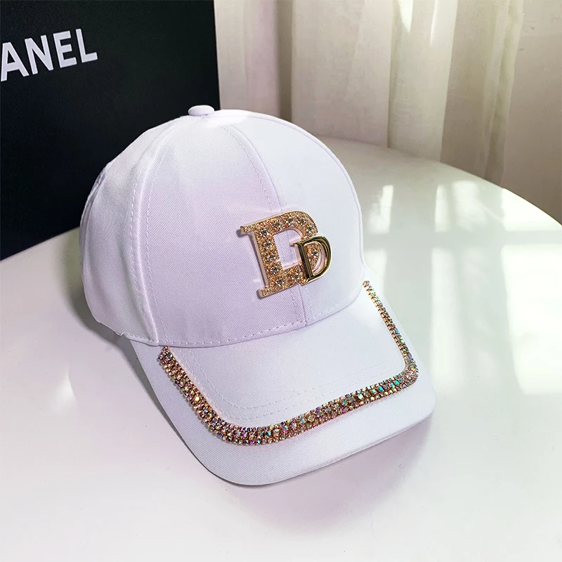 Gorra de béisbol casual con pedrería y protector solar para un look moderno y protección solar. Perfecta para el día a día.