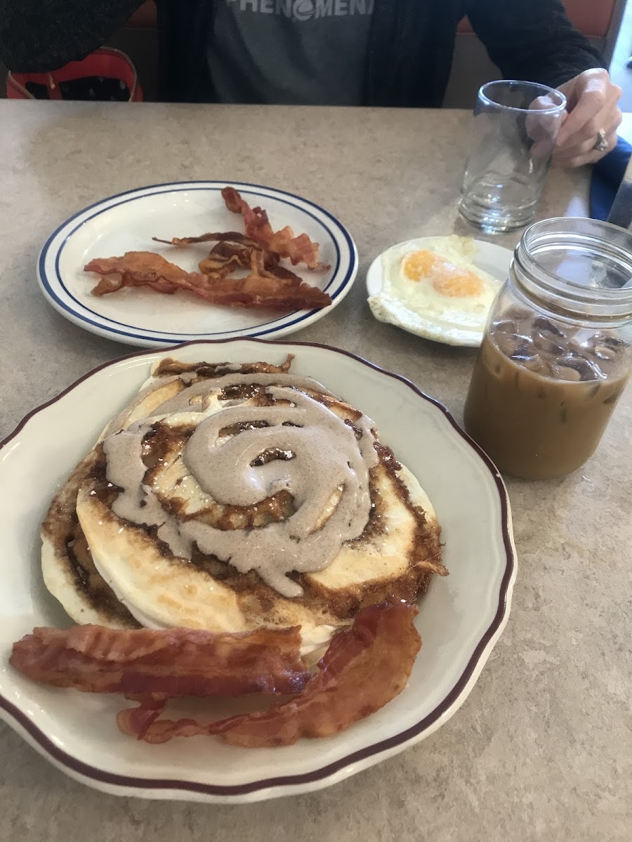 Cinnamon roll pancakes