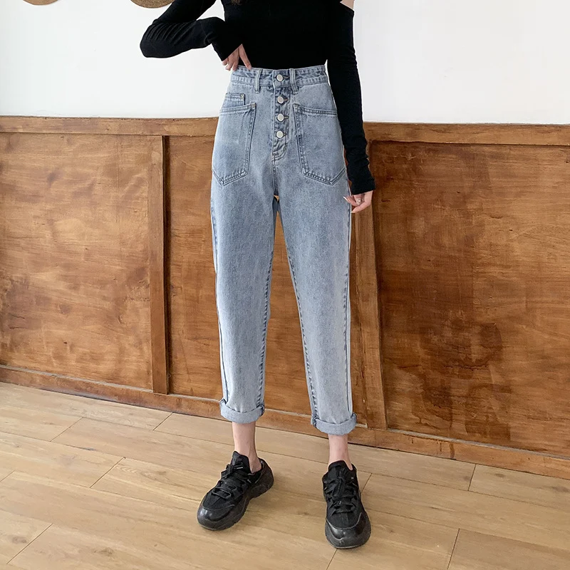 Jean femme taille haute, coupe droite, ample. Un jean loose pour un confort optimal et un style décontracté. Idéal pour un look tendance.