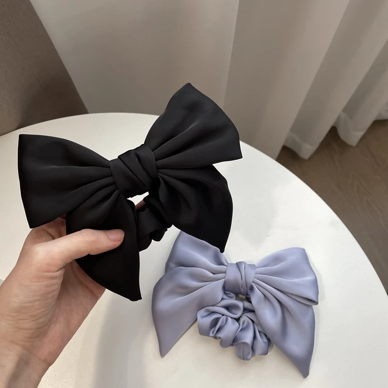 Accessoires pour cheveux femme avec nœud et texture crème française. Élégance et raffinement pour des coiffures parfaites. Facile à utiliser, accessoire incontournable.