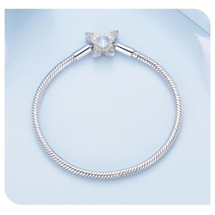 Bracelet délicat en argent lune papillon pour filles, design en os de serpent. Un bijou féminin et élégant pour sublimer votre poignet.
