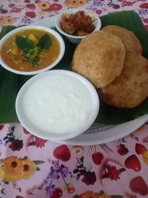4 Poori+Sabji+Dahi [Curd]+Aachar+Salad [Subject To Availability]